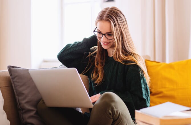 Frau mit Smartphone und der App "My Credit Score" auf dem Display