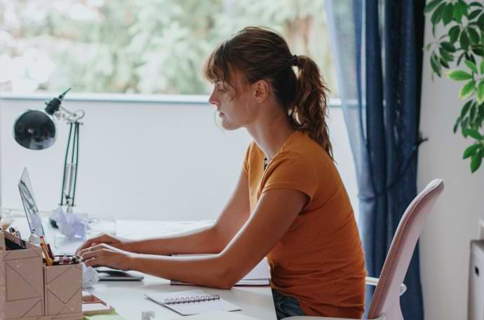 Frau am Laptop