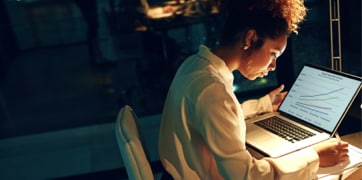 Frau an einem Tisch mit Tablet